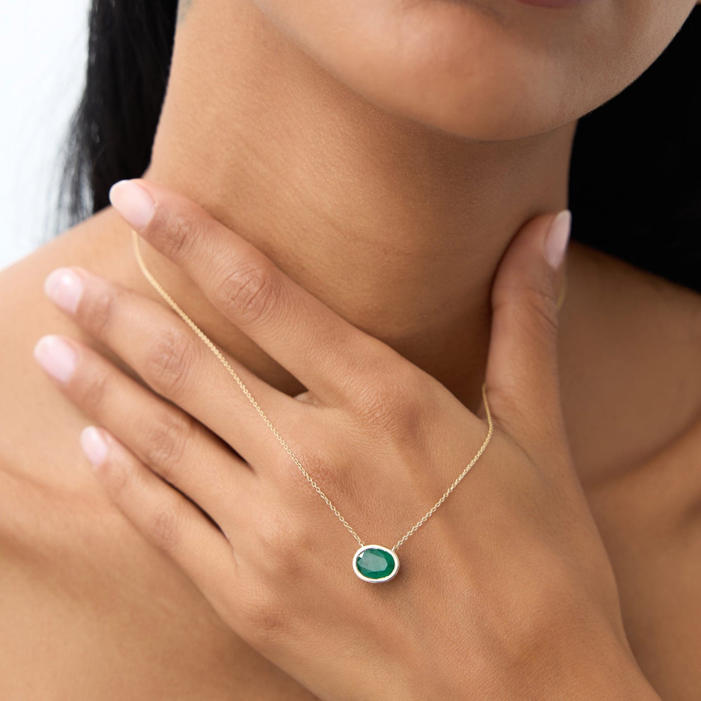 14k 1.55 - 2.20 Ctw Oval Shaped Bezel Setting Emerald Necklace