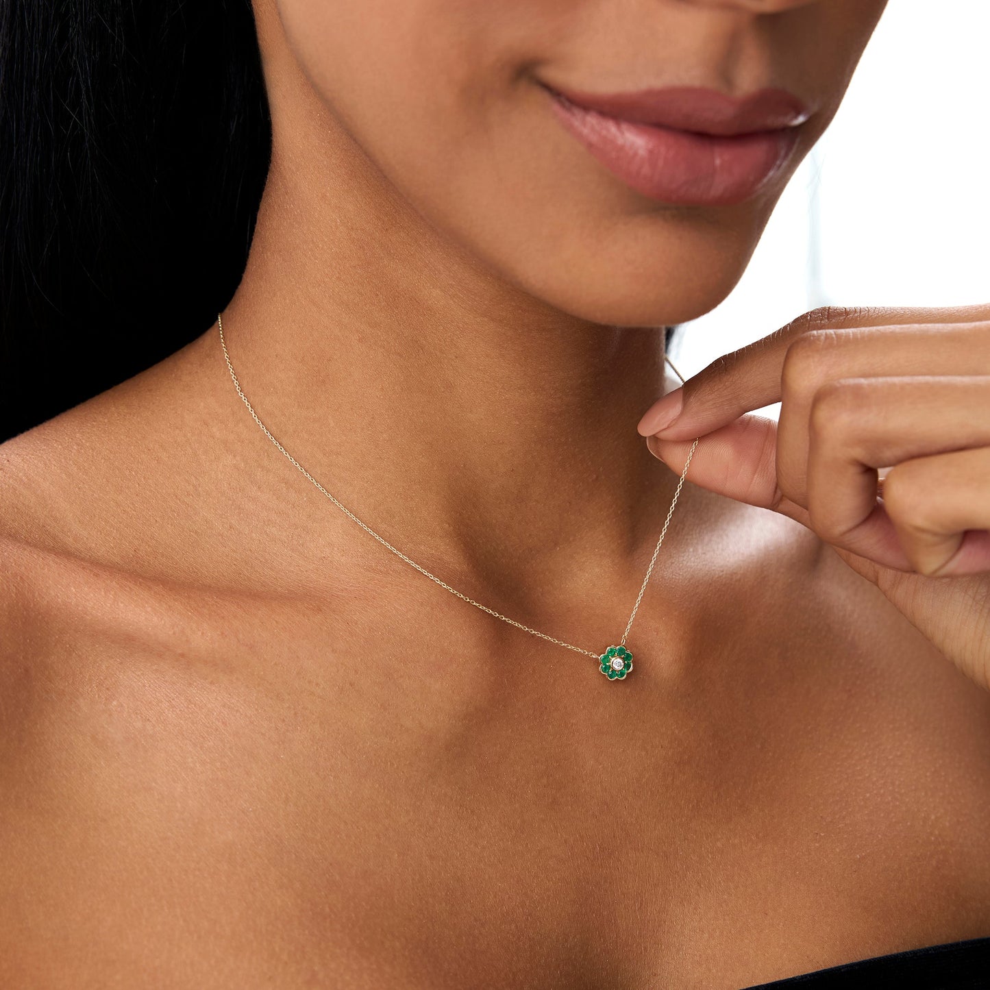 14K Bezel Setting Emerald Flower Diamond Necklace