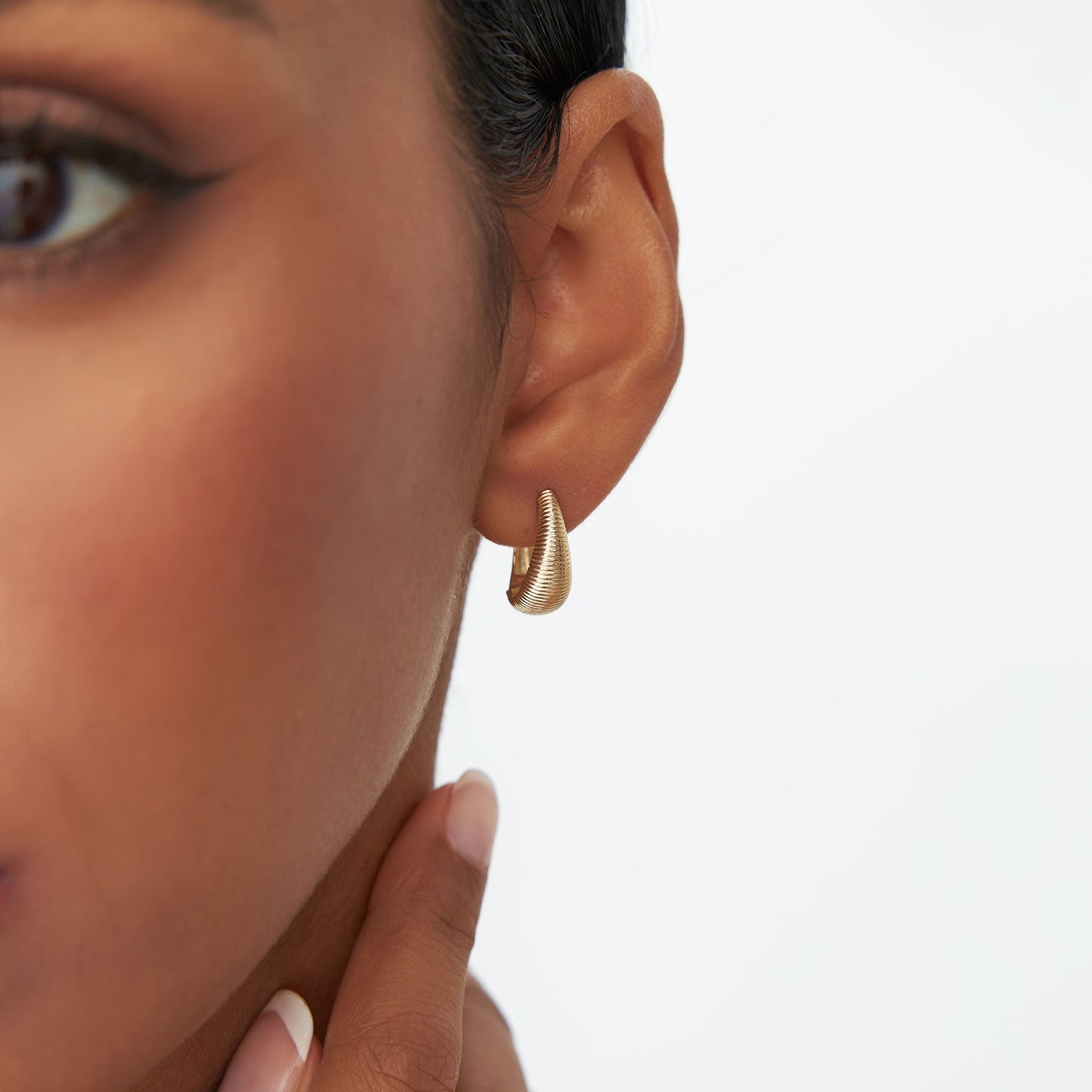 14k Gold Ribbed Teardrop Hoop Earrings - Geum Jewels