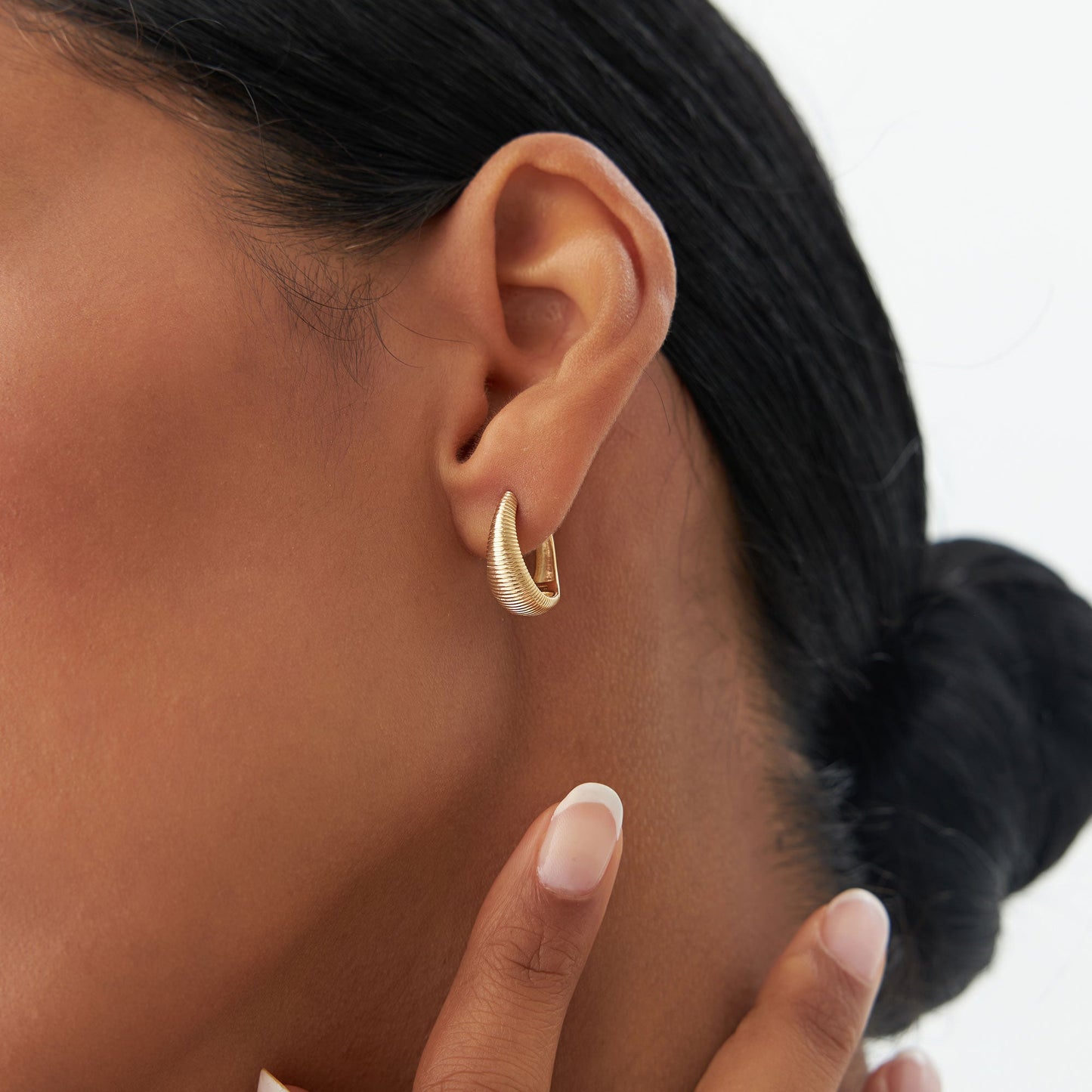 14k Gold Ribbed Teardrop Hoop Earrings - Geum Jewels