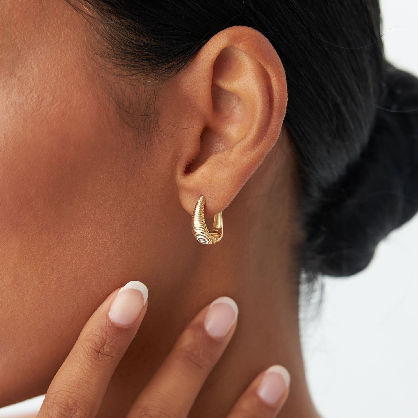 14k Gold Ribbed Teardrop Hoop Earrings - Geum Jewels