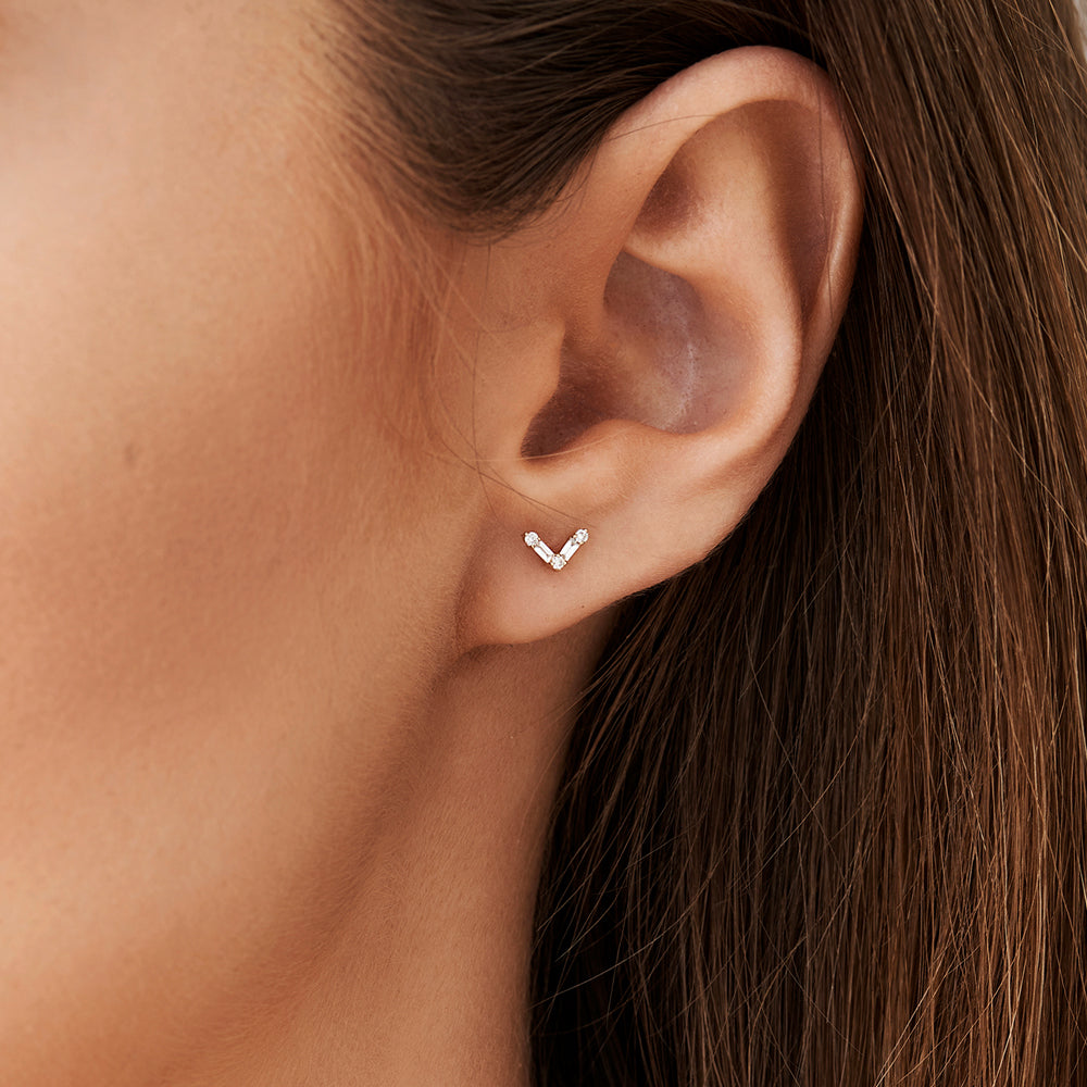 14k Minimal Baguette and Round Diamond Earrings - Geum Jewels