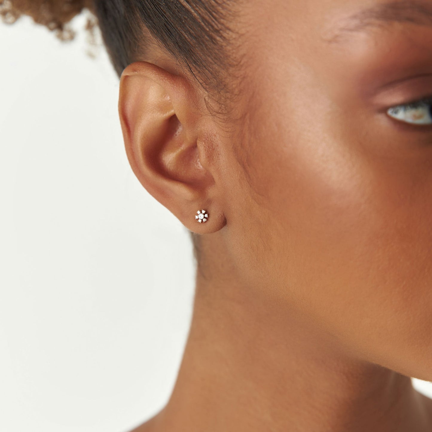 14K Petite Flower Design Diamond Stud Earrings - Geum Jewels