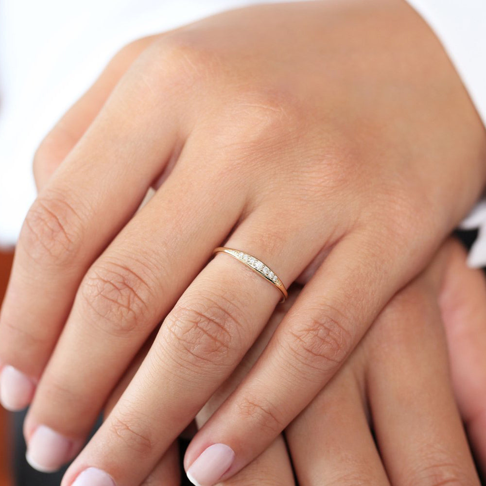 14k Graduating Diamond Wedding Band