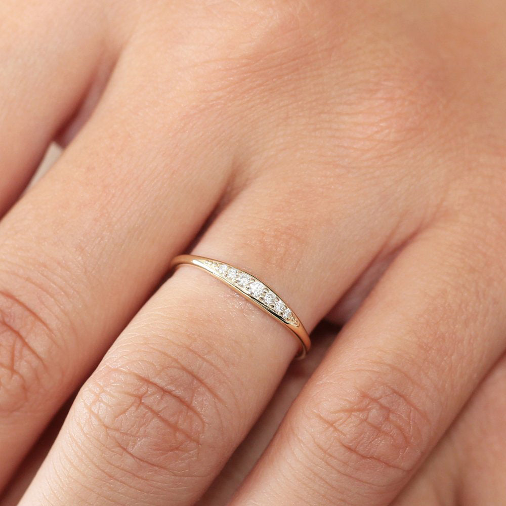 14k Graduating Diamond Wedding Band