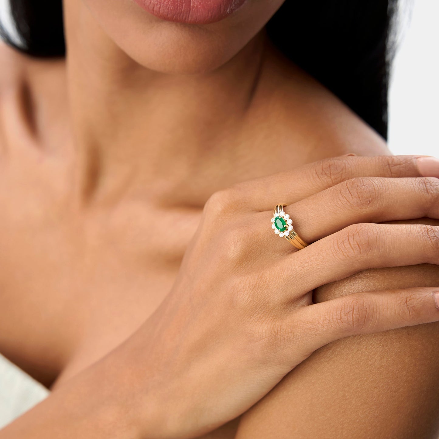 14k Oval Shaped Emerald with Bezel Hale Setting Ring