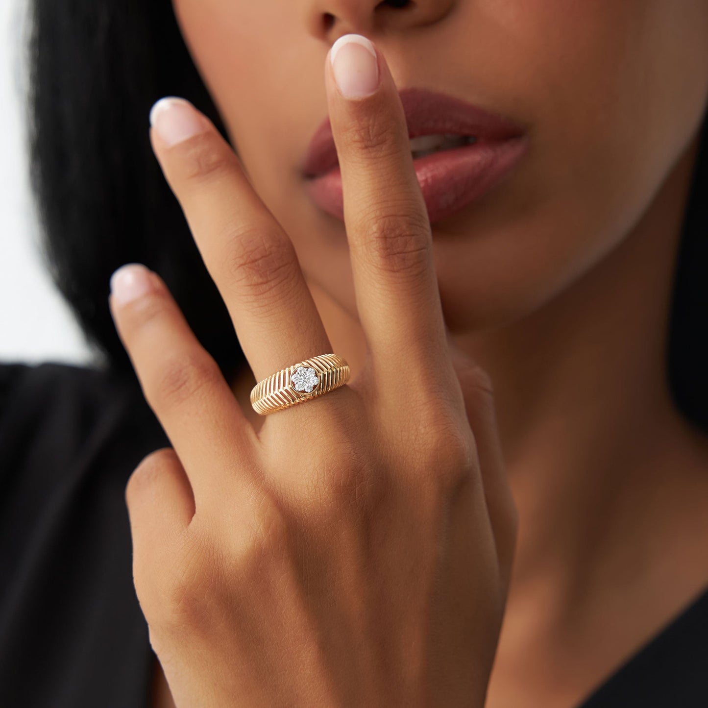 14k Unique Ribbed Illusion Setting Diamond Ring