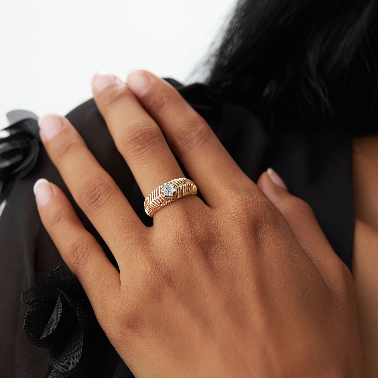 14k Unique Ribbed Illusion Setting Diamond Ring