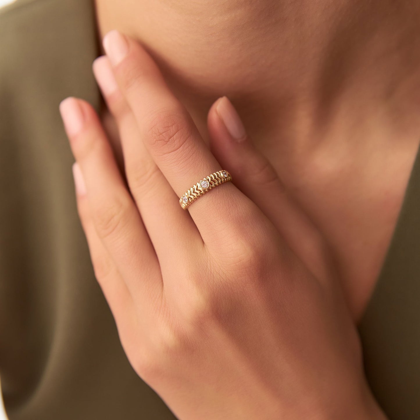 14k Unique Ribbed Three Stone Diamond Ring