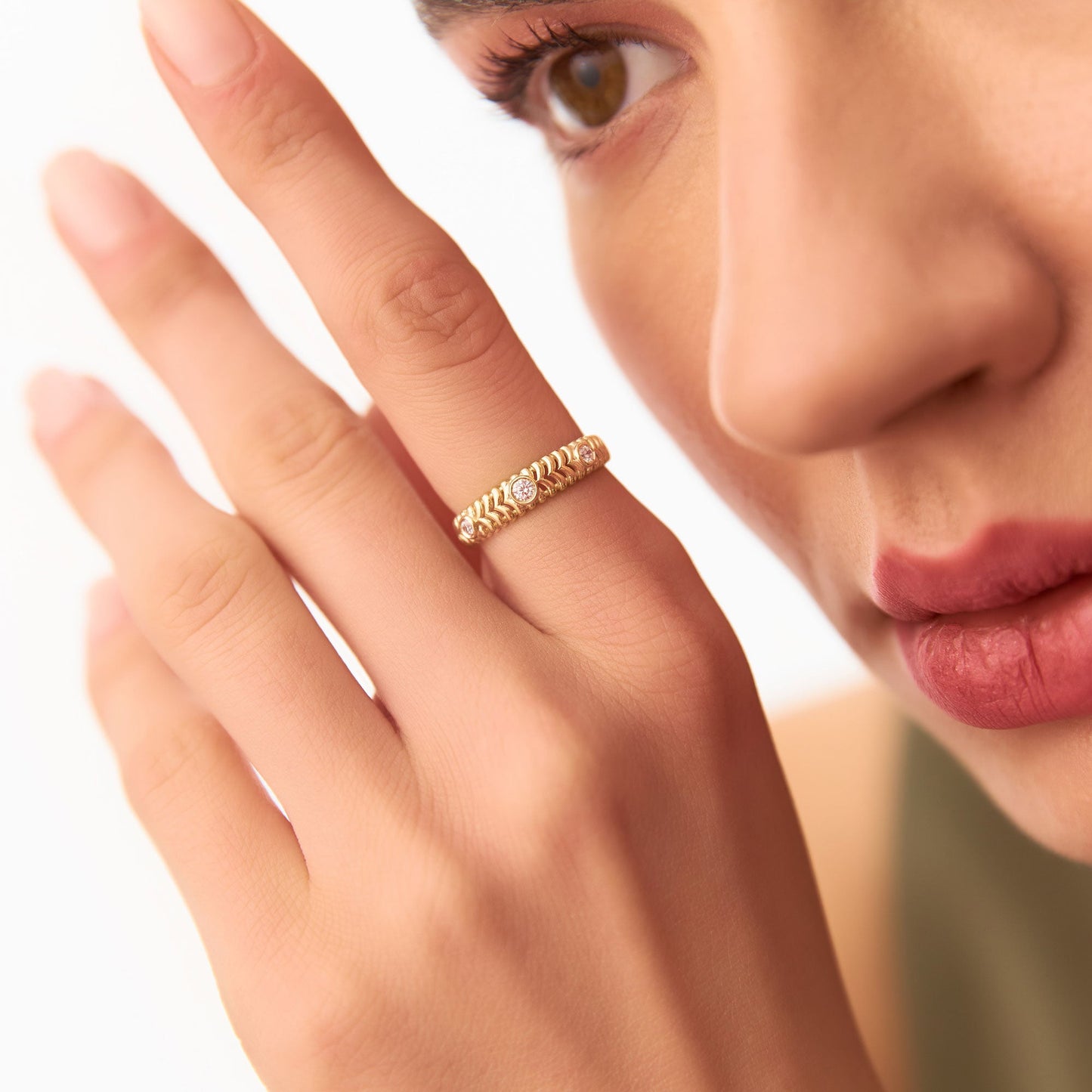 14k Unique Ribbed Three Stone Diamond Ring