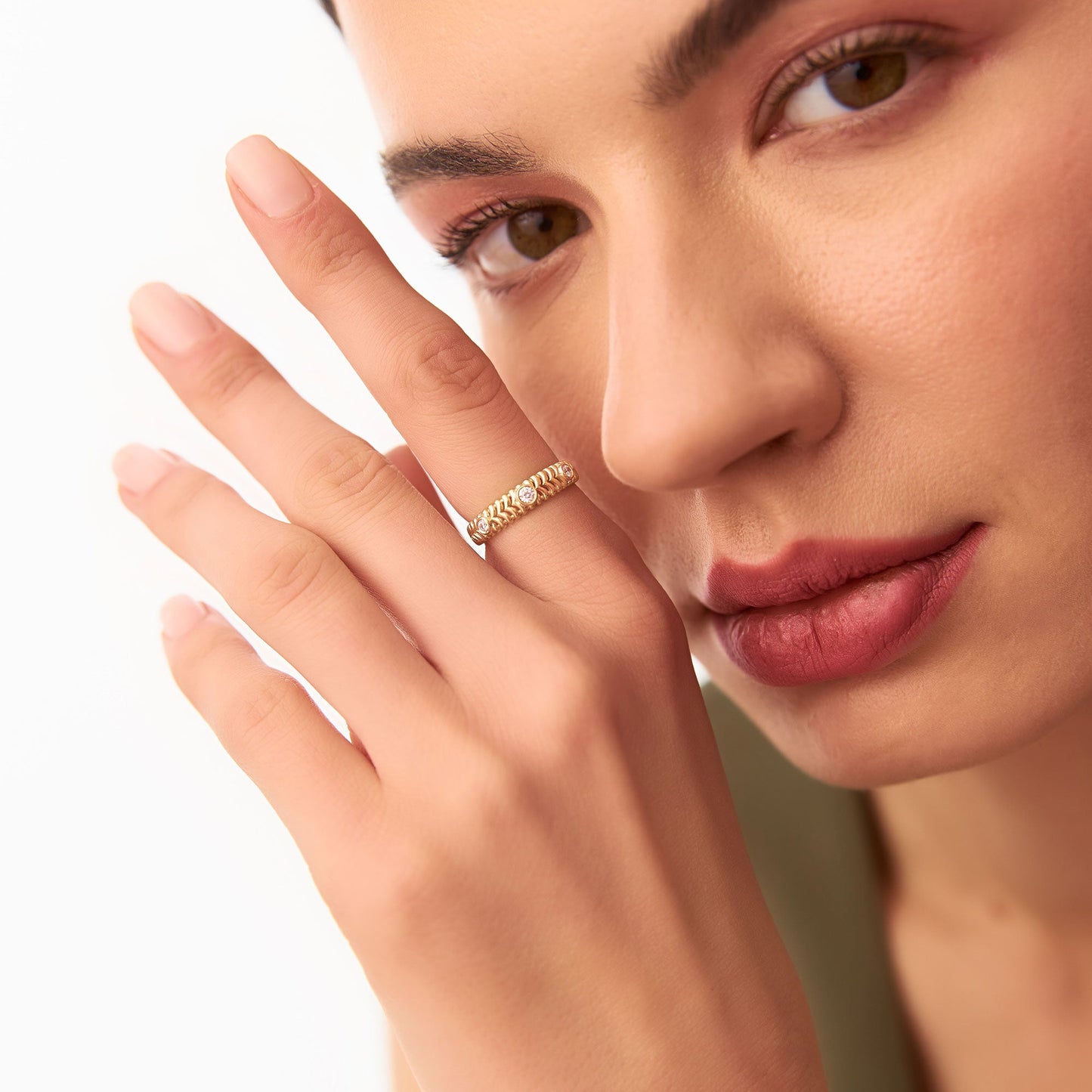 14k Unique Ribbed Three Stone Diamond Ring