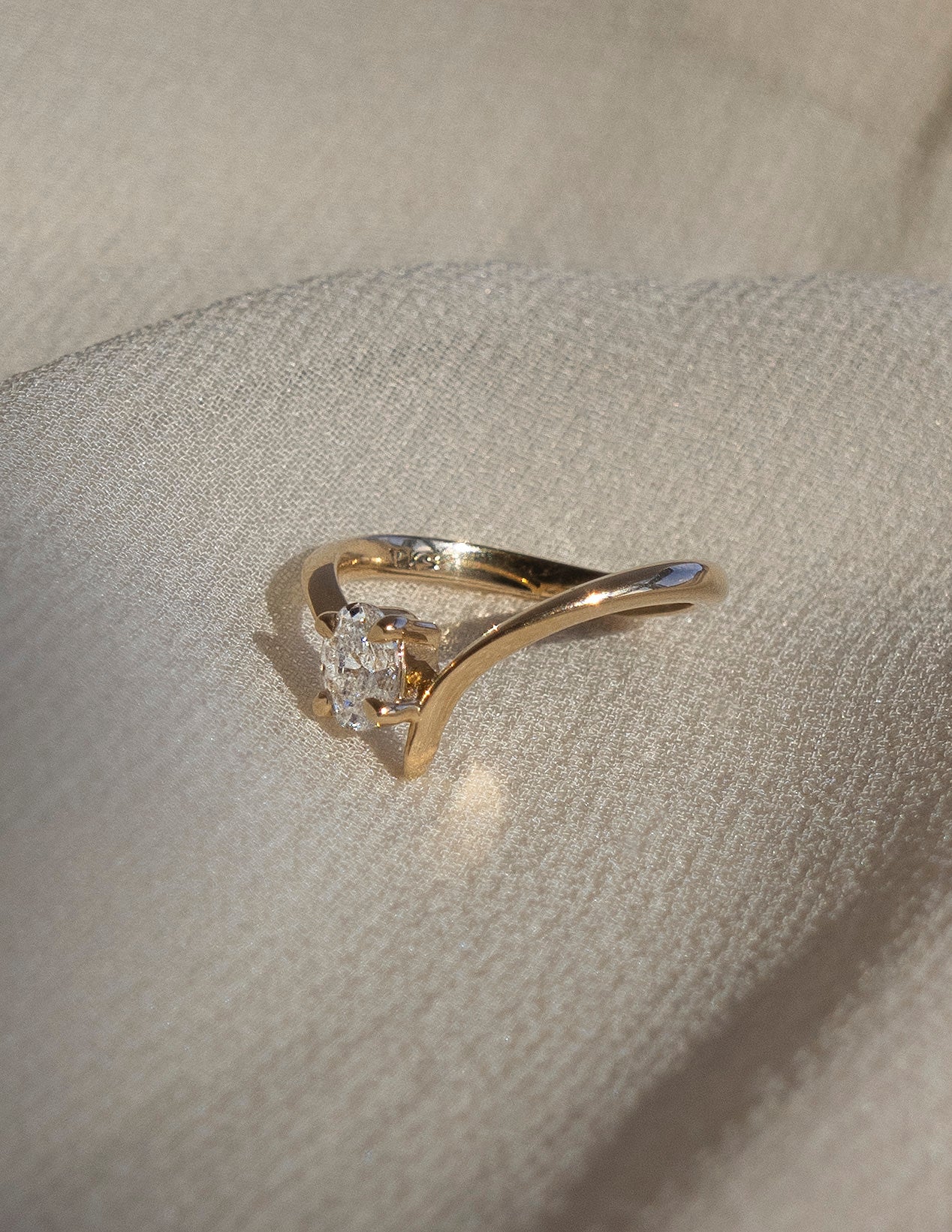 Cadette Oval Eve engagement ring with claw setting. Oval nature inspired engagement ring. Oval plant inspired engagement ring.