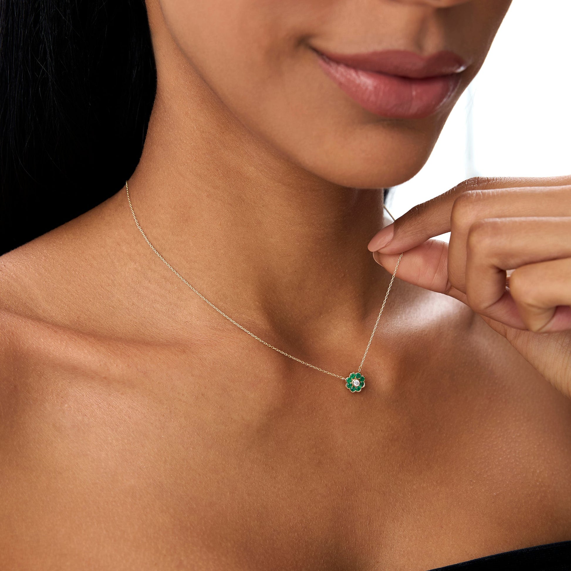 14K Bezel Setting Emerald Flower Diamond Necklace